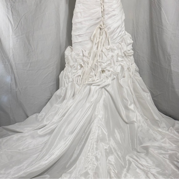 Gorgeous White Wedding Dress and Vail !! - Picture 8 of 12